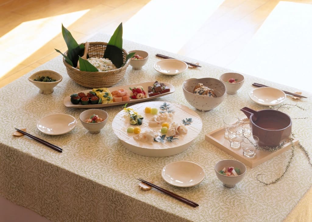 小鉢や寿司が並んだ食卓